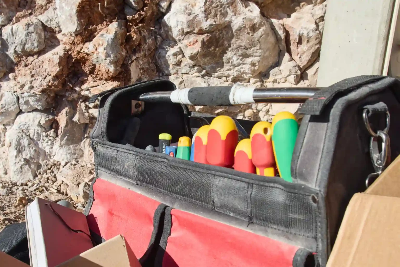 Photo d'une sacoche avec des outils.